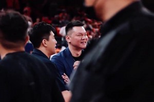 这车空间挺大！蔚来创始人李斌与姚明抵达球馆观看CBA总决赛